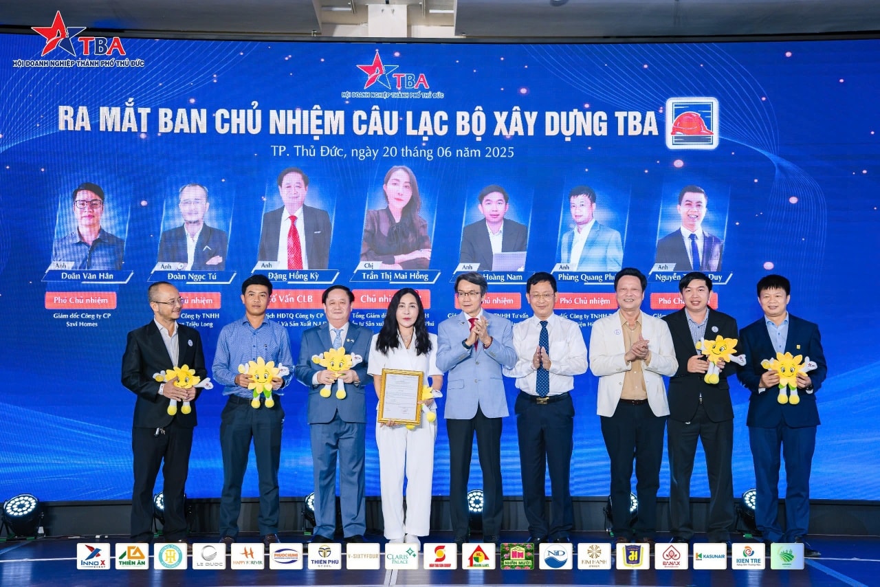 Anh Nguyễn Trường Duy – Giám đốc công ty TNHH Thương mại Dịch vụ T&D (vị trí thứ 2 từ phải sang trái) nhận vai trò công câu lạc bộ xây dựng TBA 2025